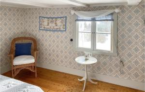 Habitación con mesa, silla y ventana en Amazing Home In Bunnstrm With Kitchen, en Gyllene Uttern
