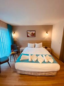 Una habitación de hotel con una cama con toallas. en Asteria Hotel Sirkeci en Estambul