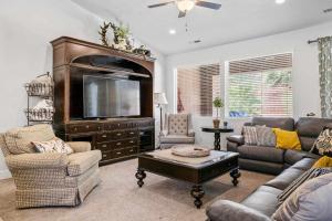 ein Wohnzimmer mit Sofa und Fernseher in der Unterkunft Desert Pearl #59 townhouse in Santa Clara + 42 Fotos