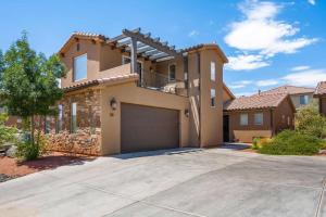 ein Haus mit einer Garage davor in der Unterkunft Desert Pearl #59 townhouse in Santa Clara