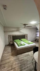 Ein Bett oder Betten in einem Zimmer der Unterkunft Hotel MyLord