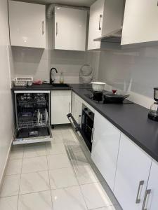 Kuchyňa alebo kuchynka v ubytovaní Appart95 Saint-Brice CDG France