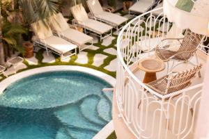 d'un balcon avec des chaises et une piscine. dans l'établissement Maison Carla Rosa Cannes, à Cannes