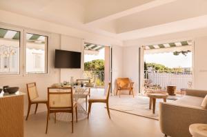 uma sala de estar com um sofá e uma mesa em Maison Carla Rosa Cannes em Cannes