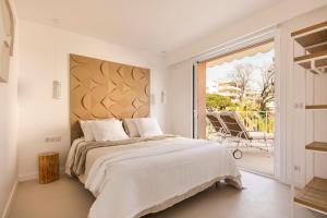 Кровать или кровати в номере Maison Carla Rosa Cannes