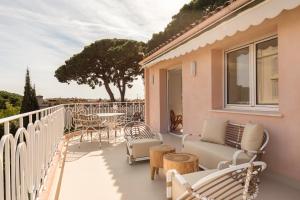 a balcony with chairs and a table and a tree at Maison Carla Rosa Cannes in Cannes