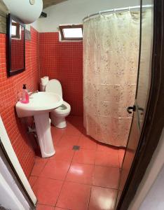 e bagno con servizi igienici, lavandino e doccia. di Rooms Nesti INSIDE OF CASTLE a Krujë (Kruja)