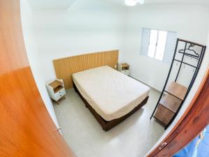 Cette petite chambre comprend un lit et une échelle. dans l'établissement Sacada gourmet, piscina e ar condicionado, à Ubatuba