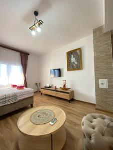 een woonkamer met een bed en een salontafel bij Skadar Lake Apartment -Anja in Vranjina