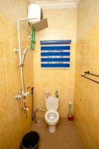 uma casa de banho com um WC e uma janela azul em AJI Luxury 3BED Apartment (Ijegun, Lagos) em Lagos