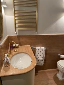 A bathroom at Accademia Dream