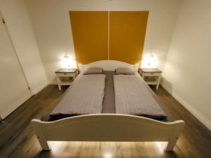 Łóżko w małym pokoju z 2 stolikami nocnymi w obiekcie Exklusiv flat with office 25 min from Östersund 