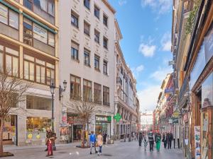 Gente caminando por una calle en una ciudad con edificios. en NEW.Apto-SOL. 3ROOM 3BATHROOM.Recién reformado., en Madrid