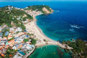 una vista aérea de la playa y del océano en Vila do Morro Pousada, en Morro de São Paulo