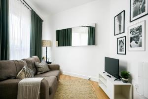 a living room with a couch and a tv at Charming 1 bedroom apartment (+ sofa bed) in Central Bristol in Bristol