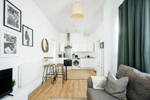 a living room with a couch and a kitchen at Charming 1 bedroom apartment (+ sofa bed) in Central Bristol in Bristol