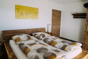 dos camas sentadas una al lado de la otra en un dormitorio en Ferienwohnung Im Schafftl 1, en Ramsthal