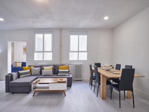 una sala de estar con un sofá y una mesa en NEW.Apto-SOL. 3ROOM 3BATHROOM.Recién reformado., en Madrid