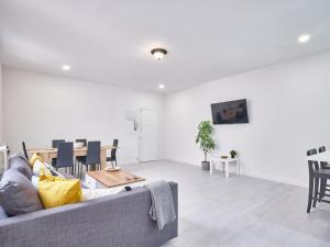 una sala de estar con un sofá y una mesa en NEW.Apto-SOL. 3ROOM 3BATHROOM.Recién reformado., en Madrid