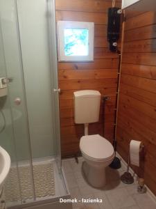 La salle de bains est pourvue d'une douche et de toilettes. dans l'établissement Domek i jurta nad rzeką, à Kościerzyna