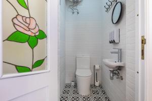 La salle de bains est pourvue de toilettes et d'un lavabo. dans l'établissement Sunny Lodging, à Sliema
