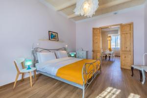 - une chambre avec un lit, une table et des chaises dans l'établissement Sunny Lodging, à Sliema