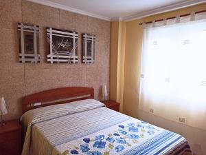 sypialnia z łóżkiem i oknem w obiekcie Joyitas Gandía Beach w mieście Playa de Gandia