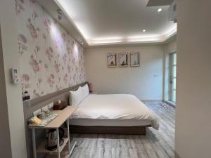 Una cama o camas en una habitación de Yu Shou Hao Hsien Guesthouse