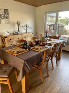 mesa de comedor con sillas y mantel en Casa K, en Middelkerke
