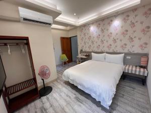 Una cama o camas en una habitación de Yu Shou Hao Hsien Guesthouse 37 fotos más