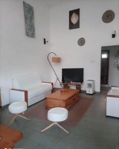 a living room with a bed and a tv at Appartement 2 chambres résidence avec piscine in Yaoundé
