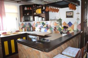 eine Küche mit einer großen Arbeitsplatte in einem Zimmer in der Unterkunft Casa Julia y Chloé in Molvízar
