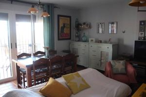 ein Wohnzimmer mit einem Bett und einem Esszimmer in der Unterkunft Casa Julia y Chloé in Molvízar