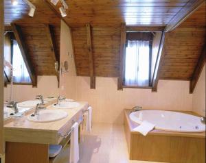Koupelna v ubytování Hotel Spa Acevi Val d’Aran