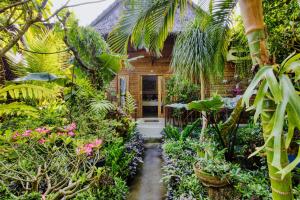un giardino di fronte a una casa con piante di The Catar Cottages a Nusa Penida