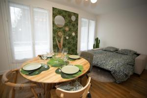 - une salle à manger avec une table et un lit dans l'établissement Fresh&Relax, à Chamalières