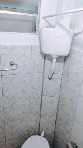 ein Badezimmer mit einem weißen WC und einem Waschbecken in der Unterkunft Hotel Piazza Batel in Curitiba
