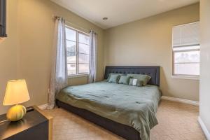 een slaapkamer met een bed en 2 ramen bij Sweet Modern House 7mins to Disney in Fullerton