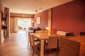 uma sala de jantar com mesa e cadeiras em Los Robles Apart & Spa em San Carlos de Bariloche
