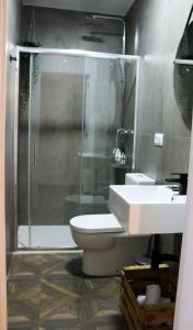 y baño con ducha, aseo y lavamanos. en Celta Home, en Vigo