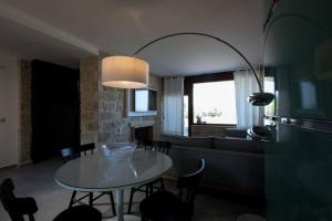 una sala da pranzo con tavolo e sedie bianchi di Under The Stars a Kassandra (Kassandria)