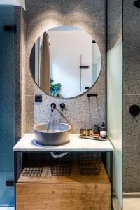 bagno con lavandino e specchio di Chania Residence - City centre maisonette a Chania