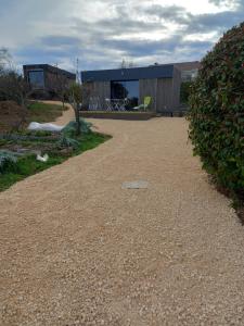 Photo de la galerie de l'établissement "Plus belle l'Ardèche" Studio de jardin et piscine, à Vinezac