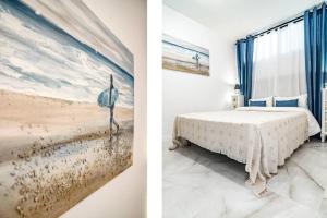 マルベーリャにあるApartman Marbella ElFaroのベッドとビーチの絵が飾られた寝室