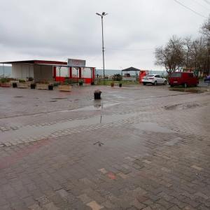 Çınarcık的住宿－Yalova Beach Apartment，一个空的停车场,有加油站和水坑