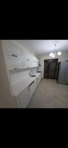 Çınarcık的住宿－Yalova Beach Apartment，空厨房配有白色橱柜和冰箱