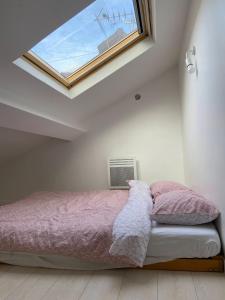 1 dormitorio con 1 cama y ventana en Le Rayon de Soleil de Paris Saint-Brice CDG, en Saint-Brice-sous-Forêt
