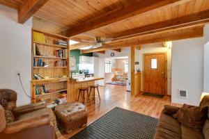 een woonkamer met een bank en een tafel bij Cozy Ashford Home - 5 Mi to Rainier Natl Park! in Ashford
