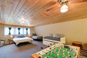 een kamer met een pooltafel en een kamer met een bed en een tafel bij Cozy Ashford Home - 5 Mi to Rainier Natl Park! in Ashford