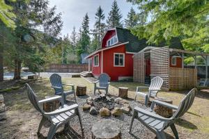 een tuin met stoelen en een vuurplaats voor een huis bij Cozy Ashford Home - 5 Mi to Rainier Natl Park! in Ashford